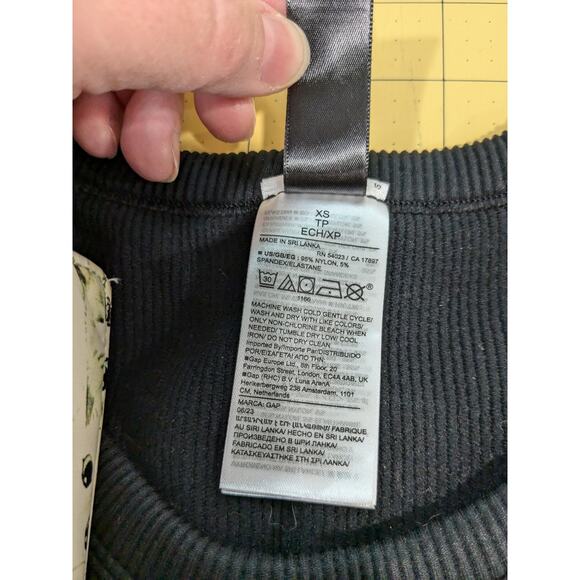 Gap Fit Seamless Halter Ribbed Active Workout Top Size XS Black - Picture 5 of 6